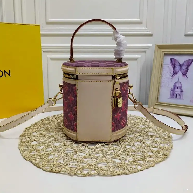 LV 20B570009 Bags 0822